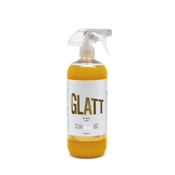 A clear spray bottle holds orange liquid labeled "GLATT RINSE AID STJÄRNAGLOSS 1000ml ℮" on a white background.